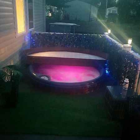 3 Bedroom Caravan With Hot Tub Tattershall Lakes 外观 照片