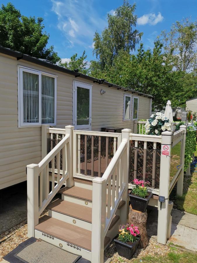 3 Bedroom Caravan With Hot Tub Tattershall Lakes 外观 照片