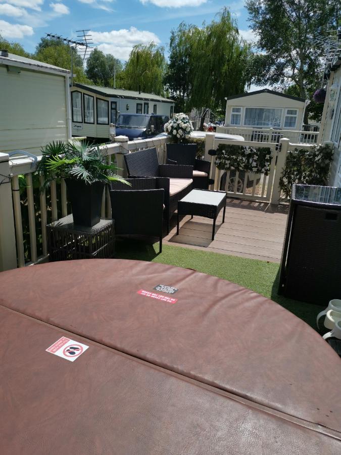 3 Bedroom Caravan With Hot Tub Tattershall Lakes 外观 照片