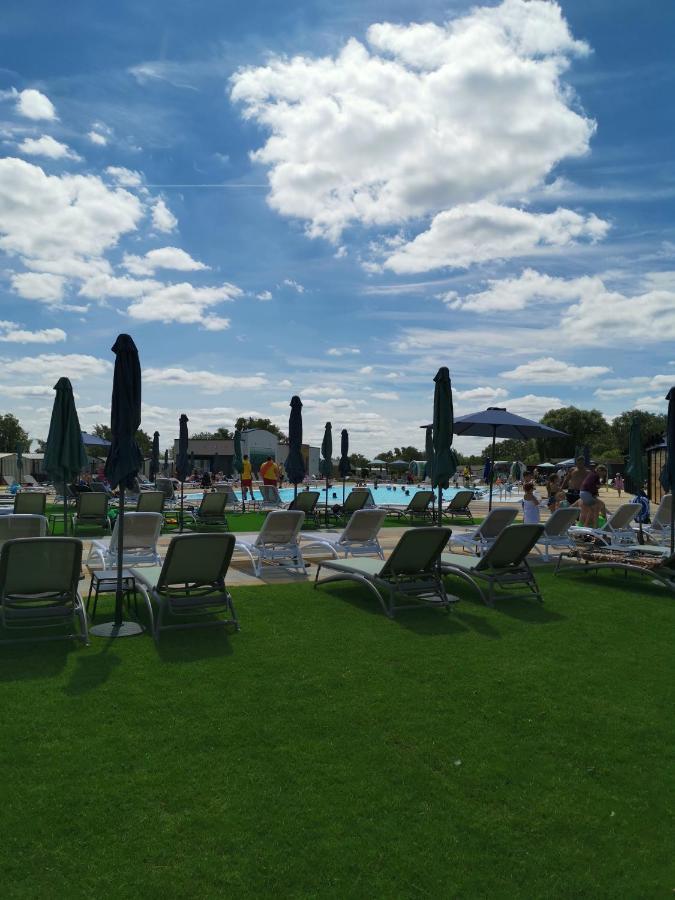 3 Bedroom Caravan With Hot Tub Tattershall Lakes 外观 照片