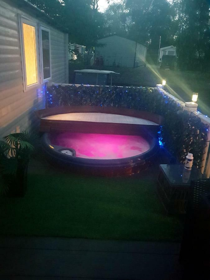 3 Bedroom Caravan With Hot Tub Tattershall Lakes 外观 照片